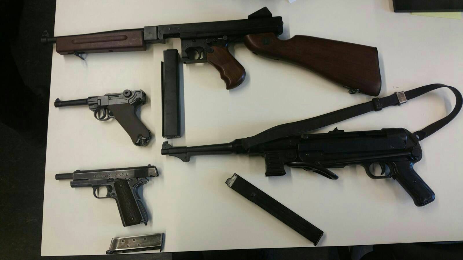 Verfblikken en vuurwapens in beslag genomen tijdens onderzoek in Roosendaal