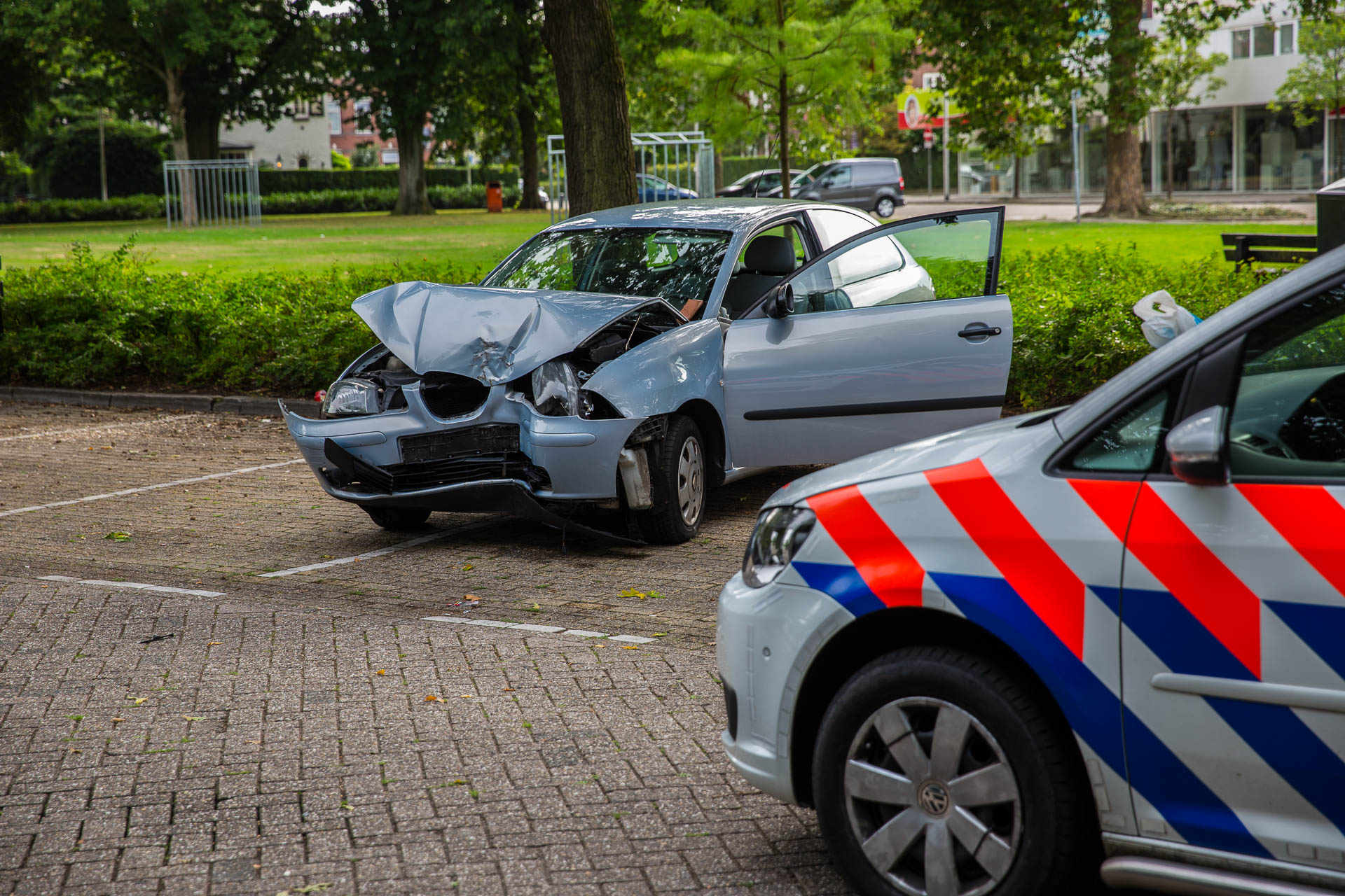 Auto ramt boom na conflict in Roosendaal, drie mannen aangehouden