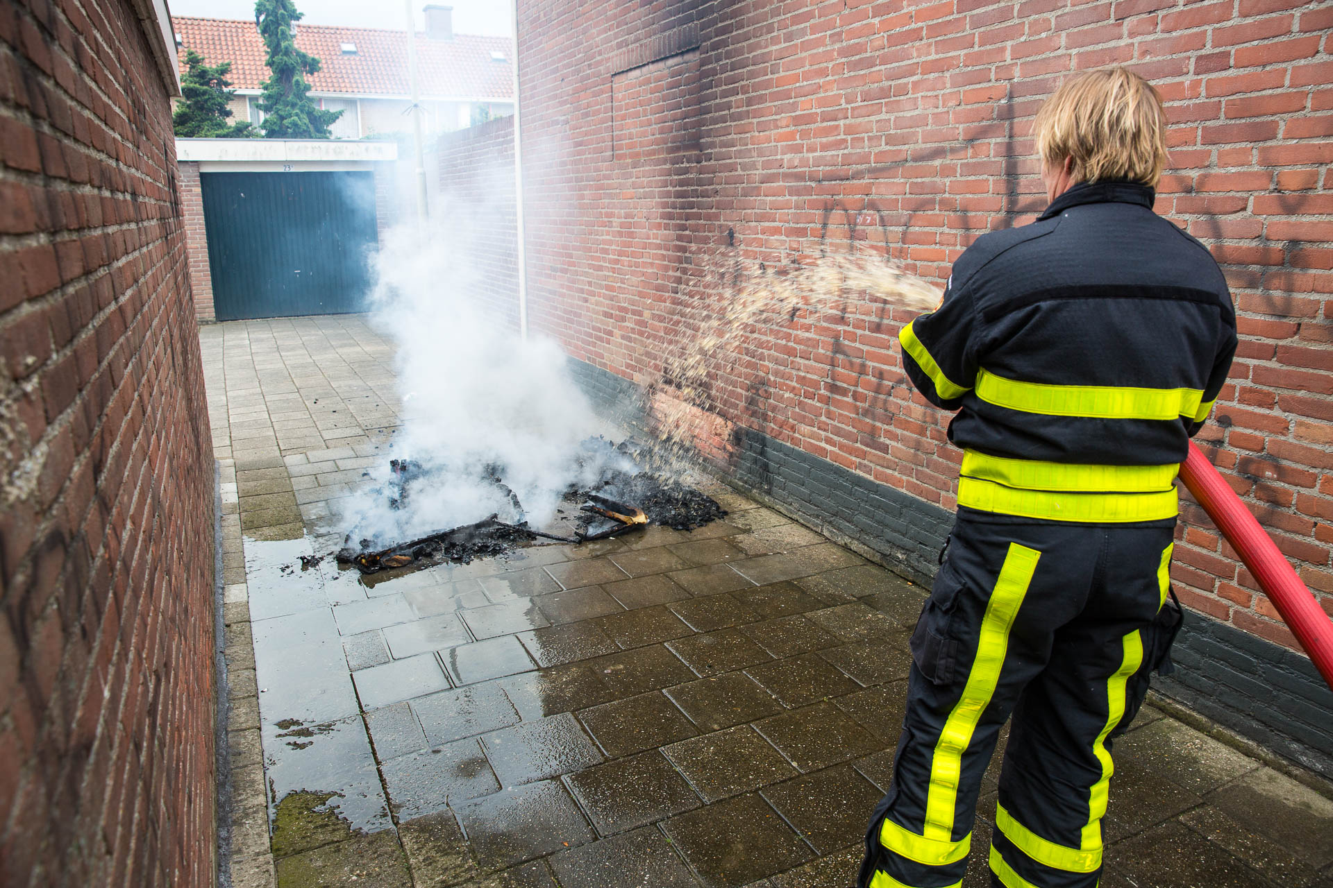 Bank in brand aan Coornhertlaan in Roosendaal
