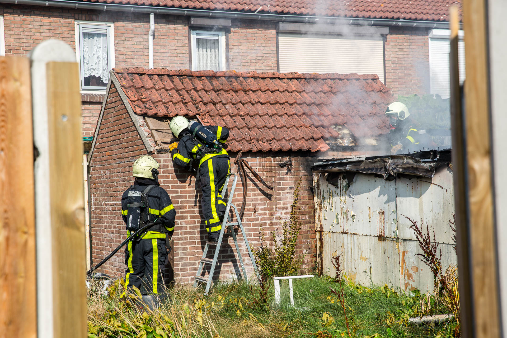 Overkapping en schuurtje in brand aan Lorentzstraat in Roosendaal