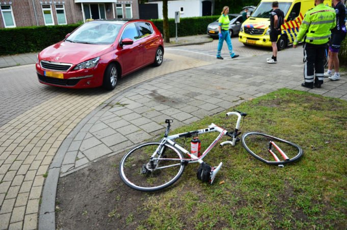 Wielrenner gewond na aanrijding met auto in Oudenbosch