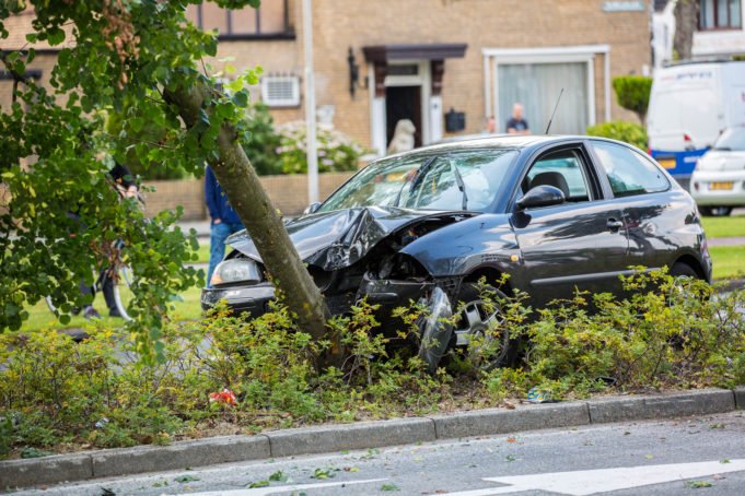 Auto botst tegen boom op Strausslaan in Roosendaal