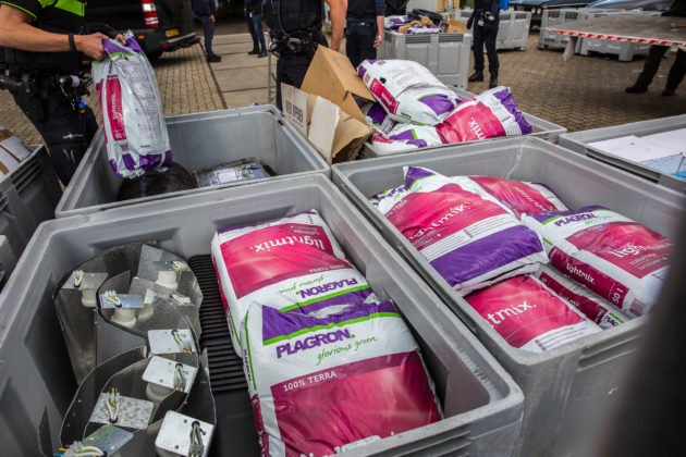 Grote hoeveelheid grondstoffen voor productie drugs aangetroffen in loods Rucphen
