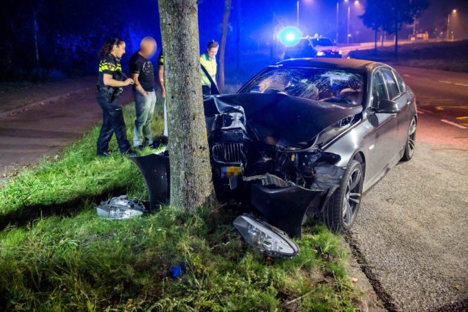 Automobilist gewond na botsing tegen boom in Roosendaal