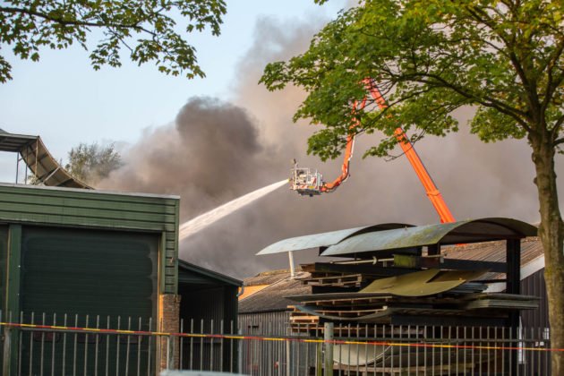 Grote brand in loods aan de Meeten in Roosendaal