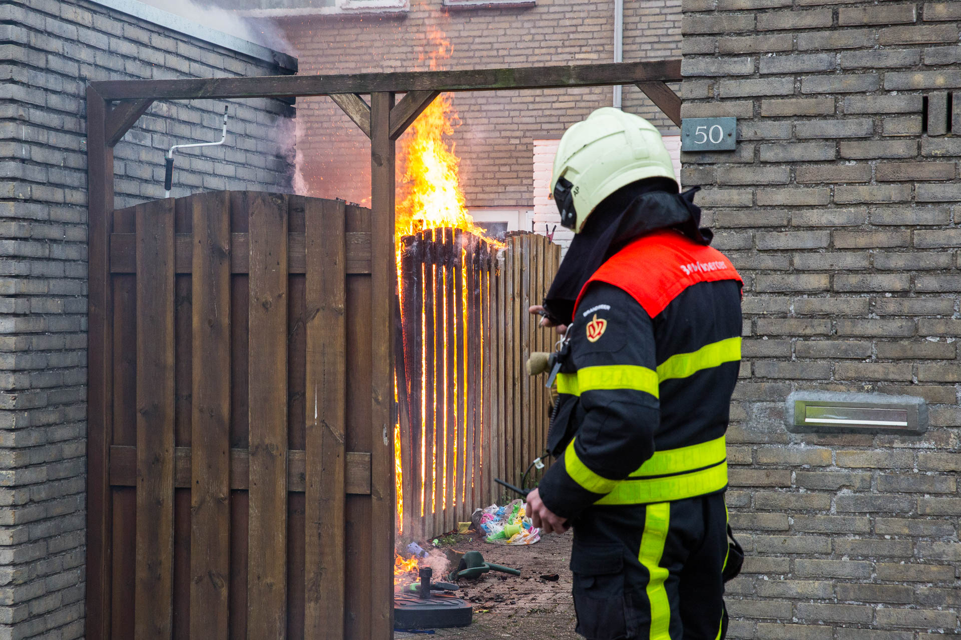 Schutting en schuur in brand aan Odiliadonk in Roosendaal
