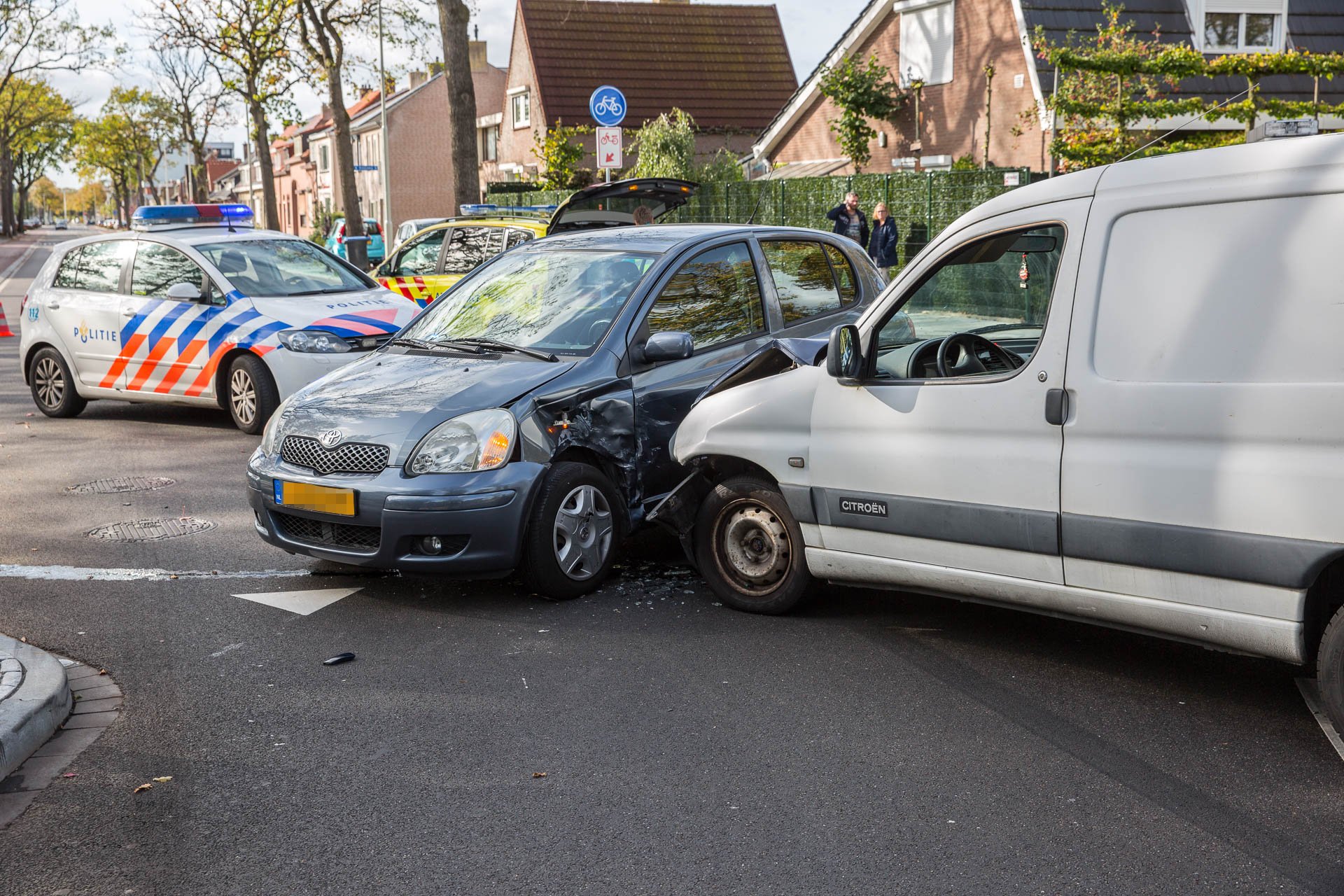 Twee auto's botsen op elkaar aan Bredaseweg in Roosendaal