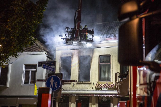 Grote brand in woning boven restaurant in Roosendaal