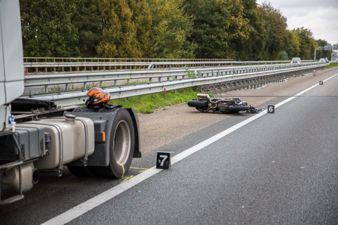 Motorrijder botst achterop vrachtwagen op A17 bij Roosendaal