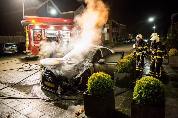 Auto in brand gestoken aan Stelberg in Wouw