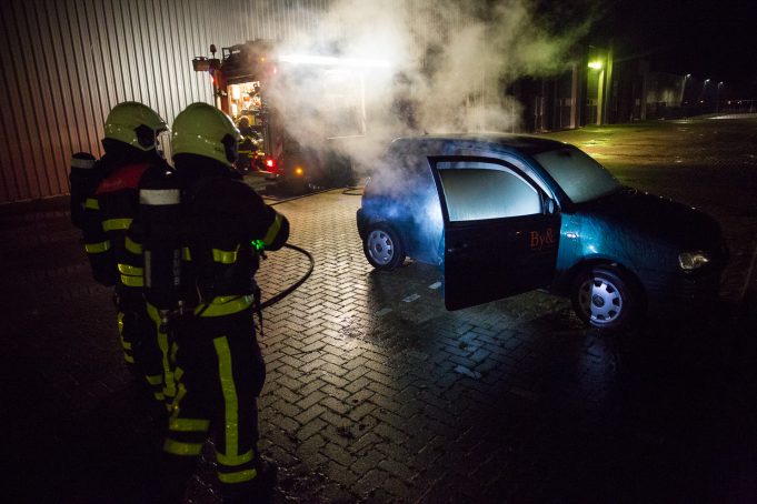Auto in brand aan de Argon in Oud Gastel