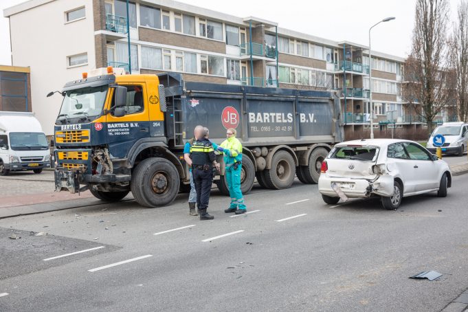 Gewonde bij ongeval met auto's en vrachtwagen in Roosendaal