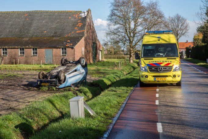 Auto belandt ondersteboven in weiland Roosendaal