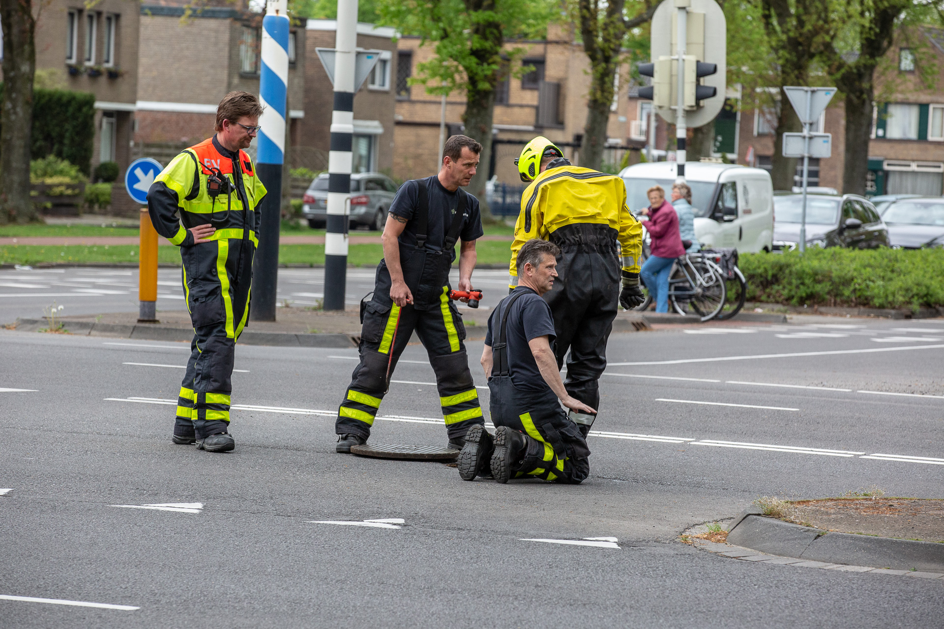 Brandweer redt vier jonge eendjes uit riool in Roosendaal
