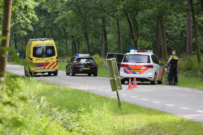 Wielrenner gewond na botsing met lesauto in Bergen op Zoom
