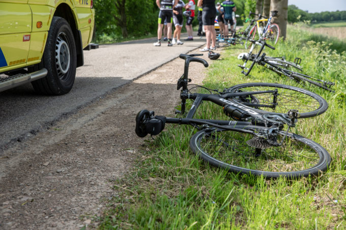 Drie wielrenners gewond bij ongeval in Fijnaart