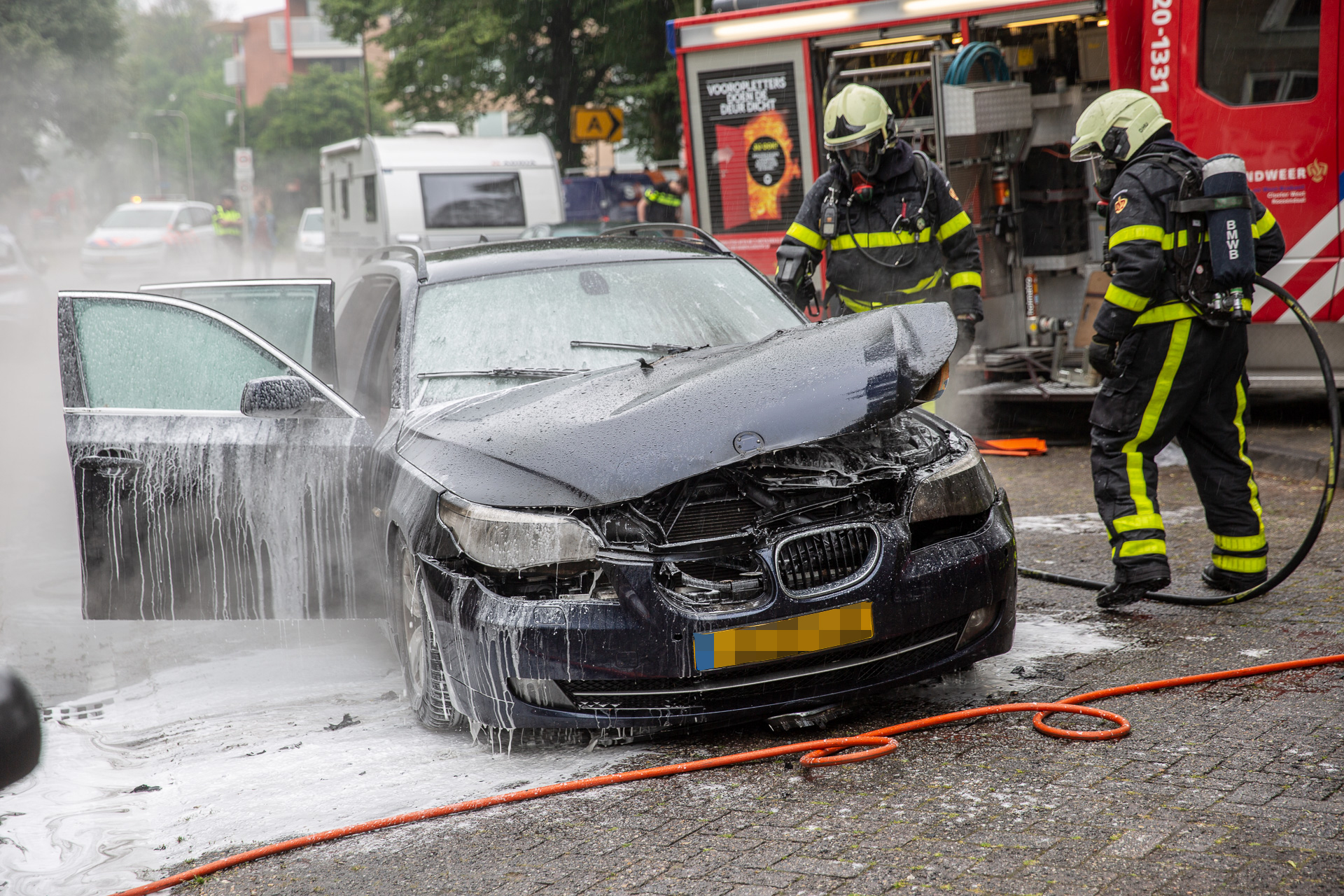 Caravan gered van brandende auto in Roosendaal