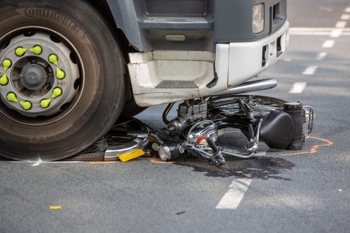 Bromfietser zwaargewond bij aanrijding met vrachtwagen op Borchwerf in Roosendaal