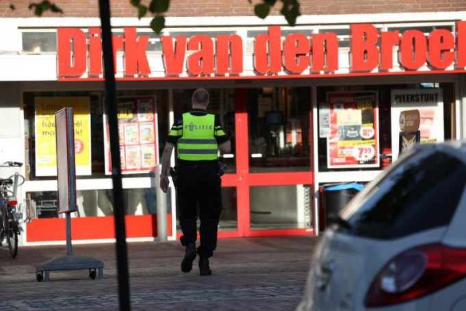 Gemaskerde en gewapende mannen overvallen supermarkt Dirk van den Broek in Oud Gastel