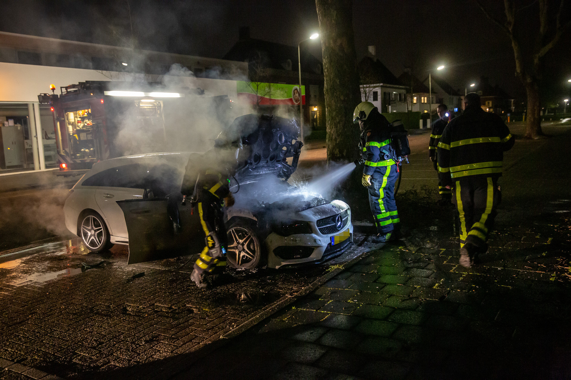 Auto in brand aan Parklaan in Roosendaal