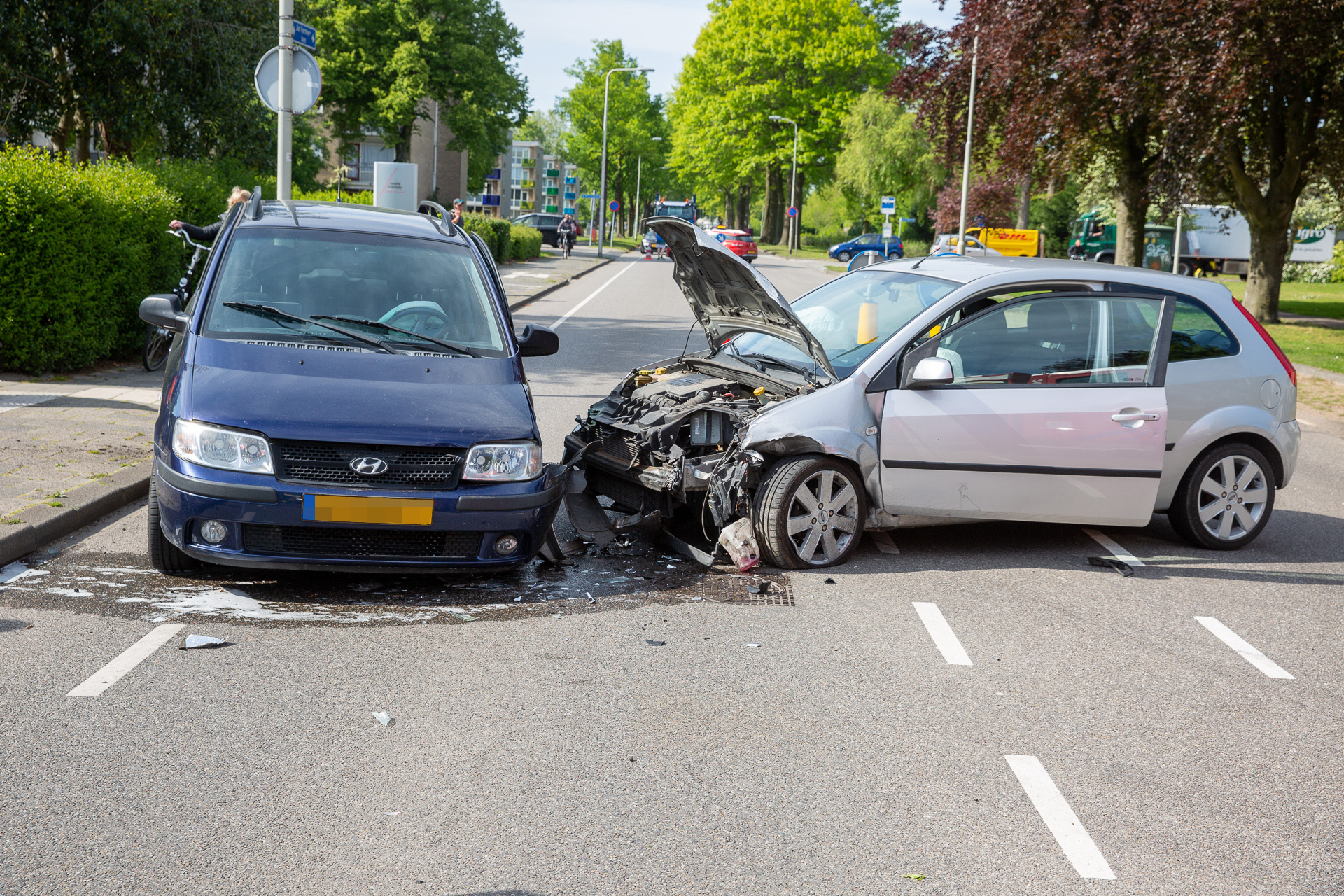 Drie auto's botsen met elkaar op kruising in Roosendaal