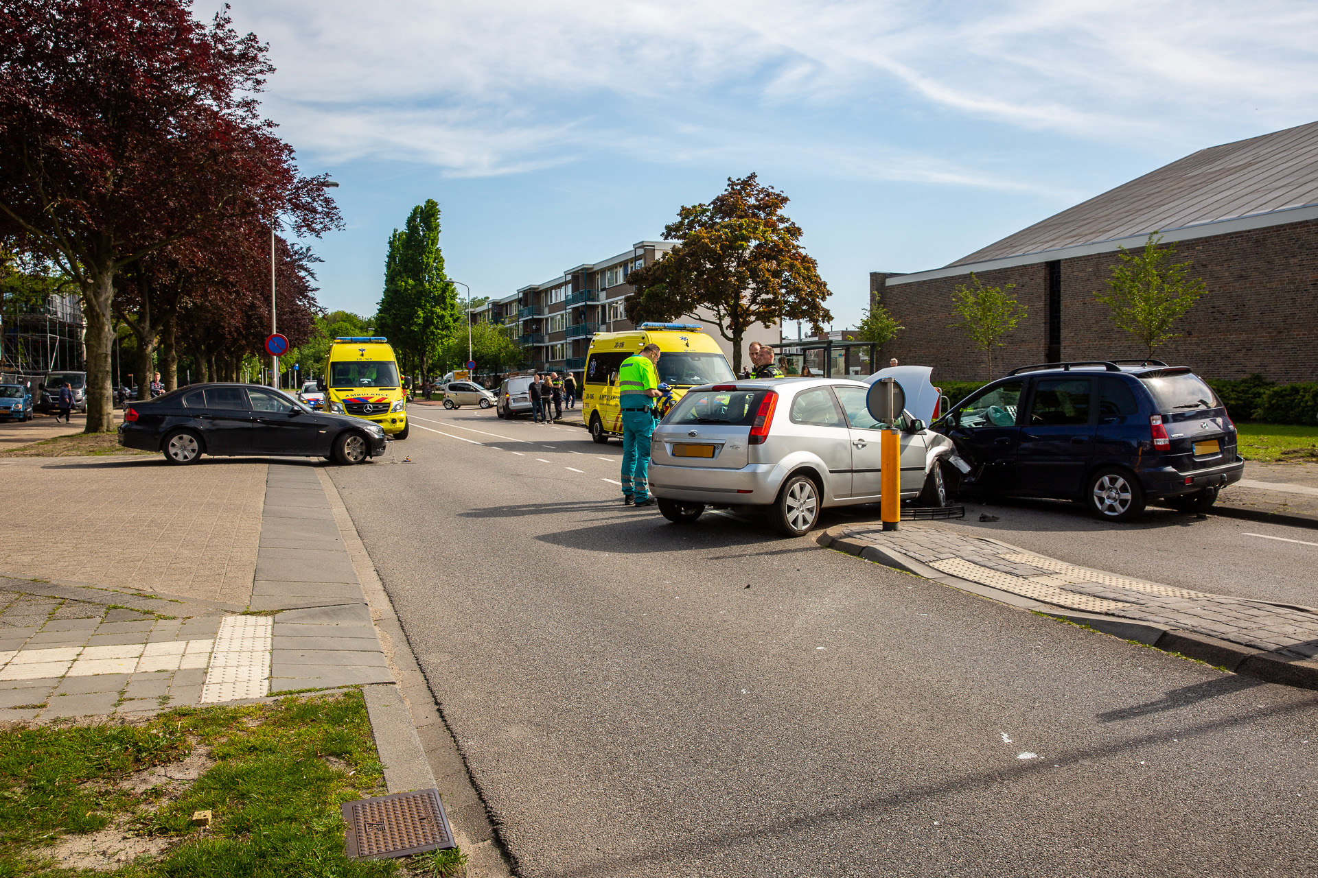 Drie auto's botsen met elkaar op kruising in Roosendaal