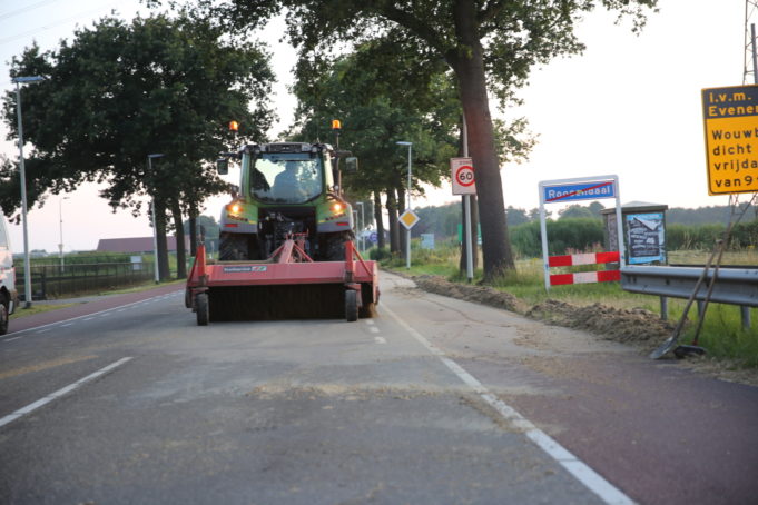 Vrachtwagen verliest lading in Roosendaal, weg afgesloten