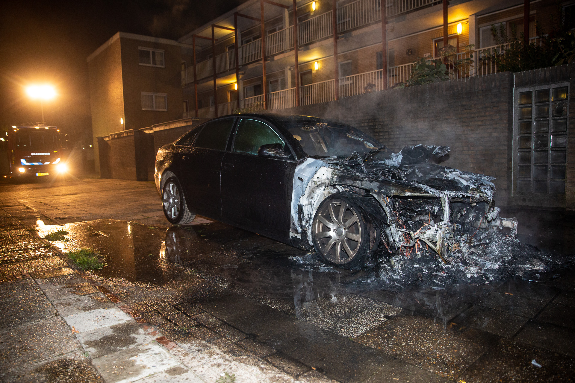 Auto verwoest door brand aan Pieter Breughelstraat