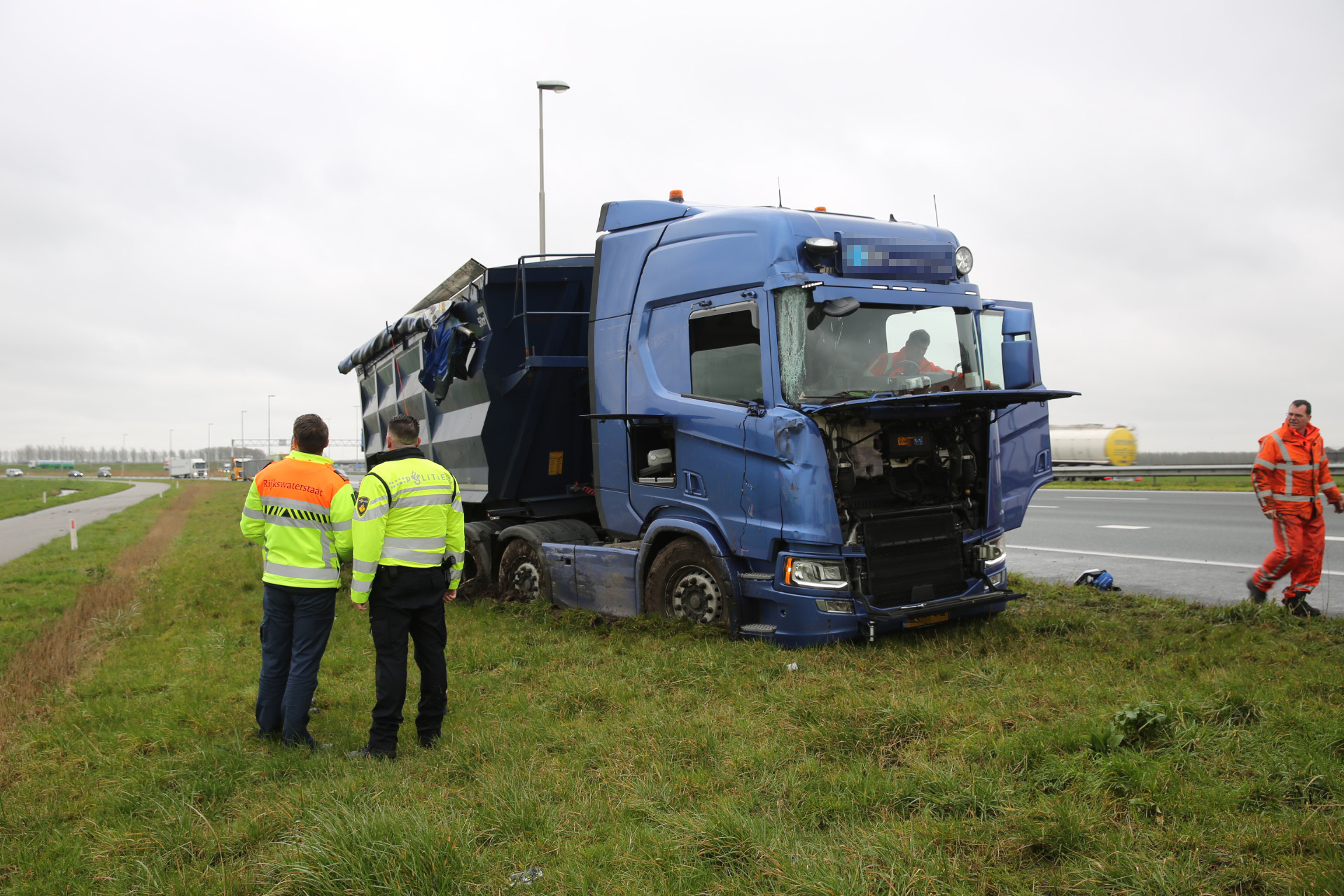 Vrachtwagen in de berm langs A16 bij Moerdijk