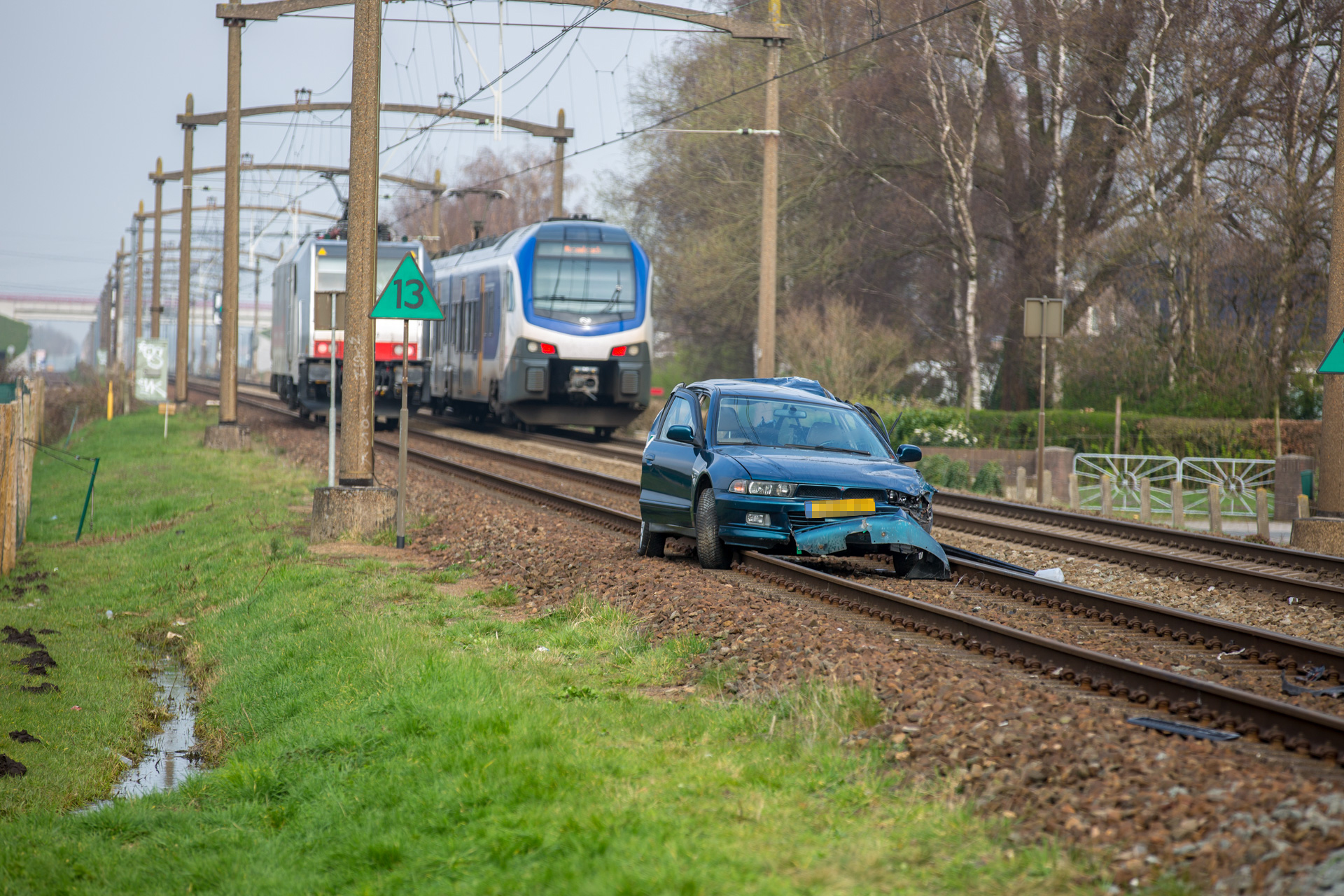 Gewonde bij aanrijding tussen personenauto en trein in Roosendaal