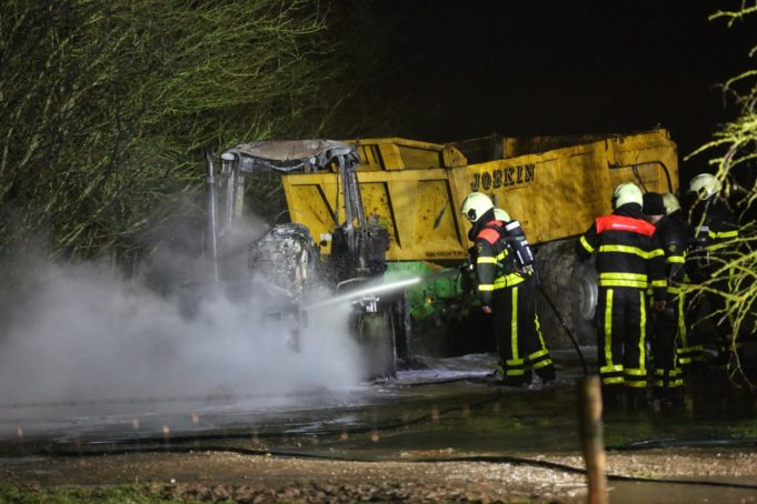 Tractor uitgebrand in Nieuw-Vossemeer