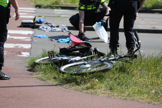 Fietsster zwaargewond na botsing in Roosendaal