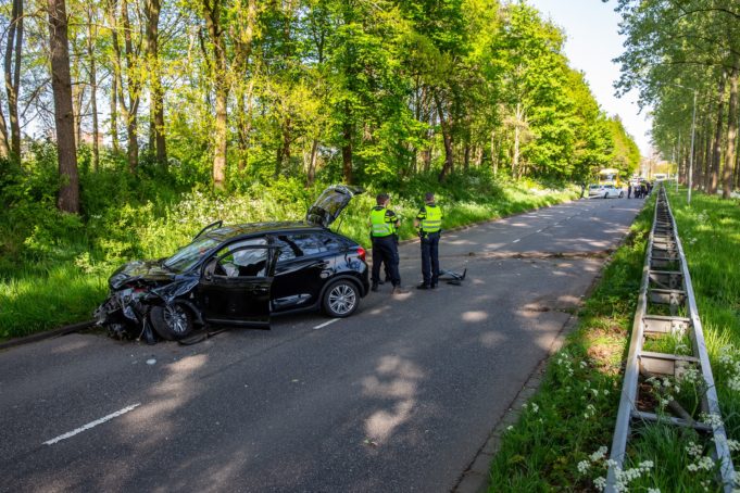 Automobilist gewond bij botsing op Willem Dreesweg