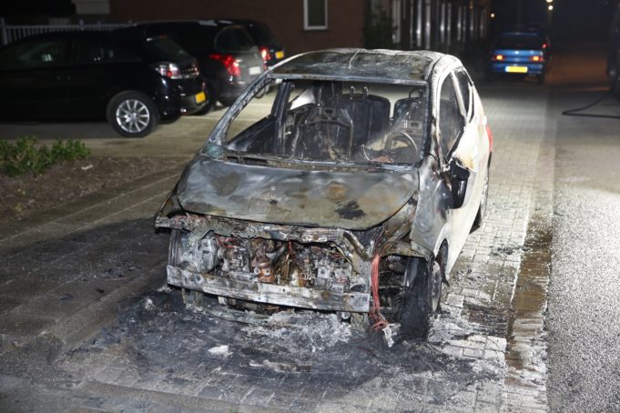Auto brandt volledig uit in Steenbergen