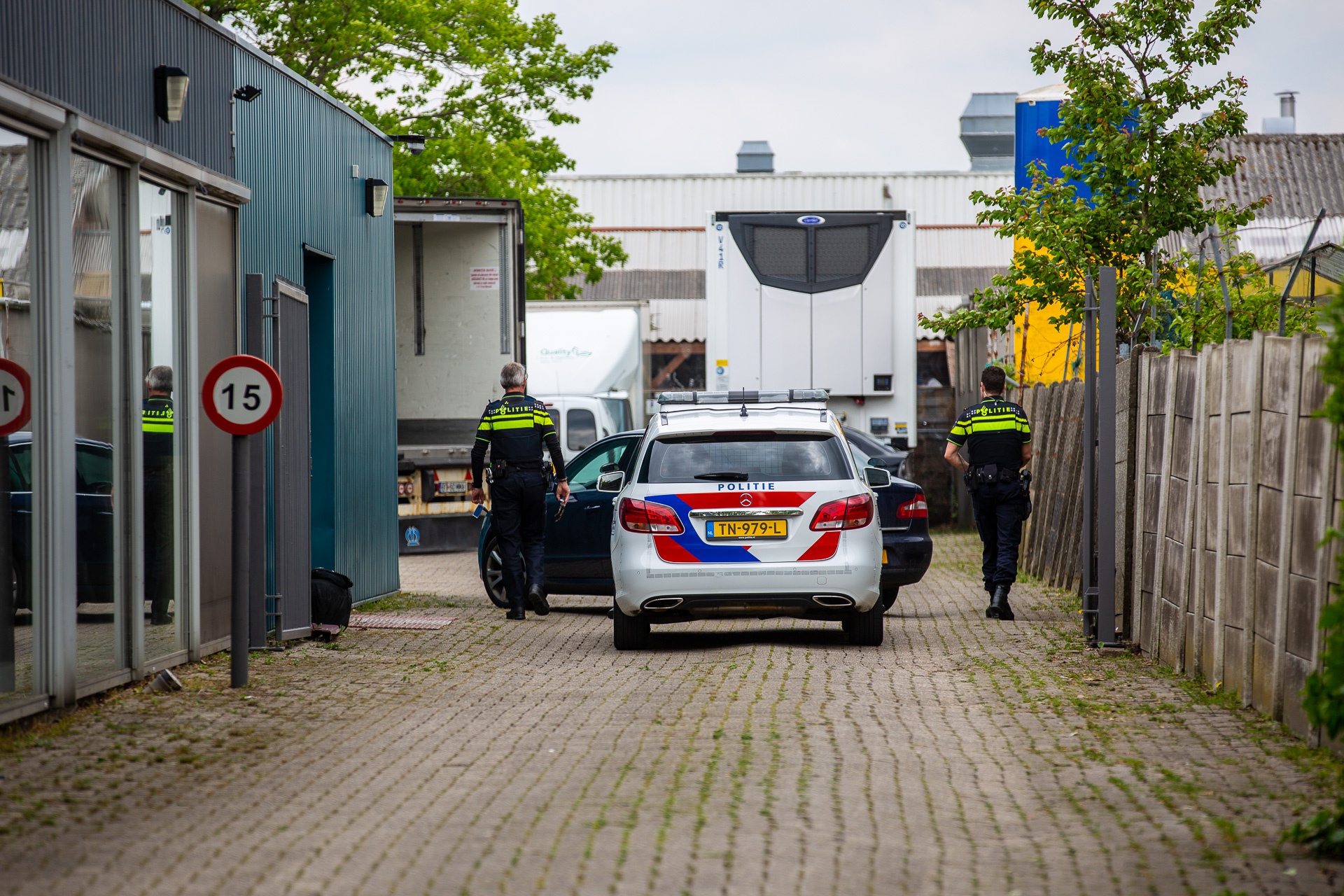 Politie doet inval op terrein aan de Scherpdeel in Roosendaal