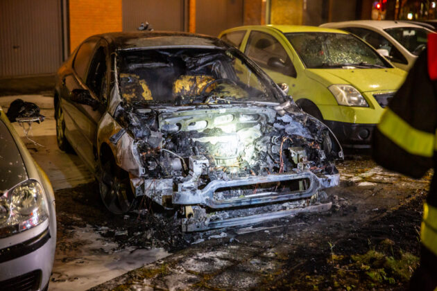 Auto volledig uitgebrand in Roosendaal