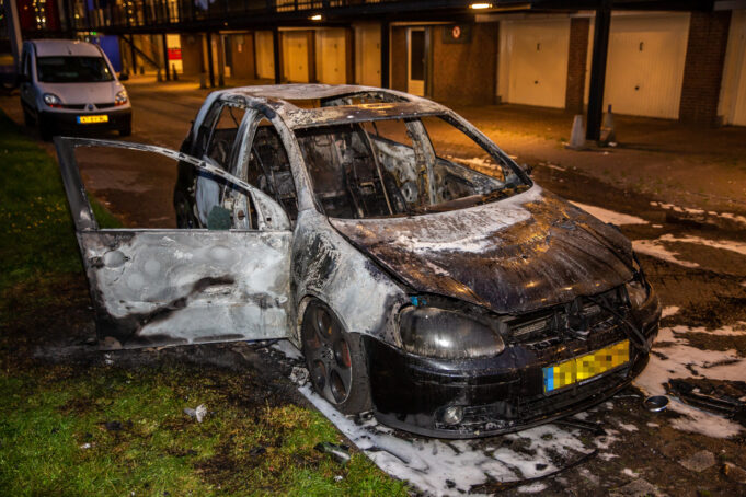 Auto brandt uit aan Philipslaan in Roosendaal