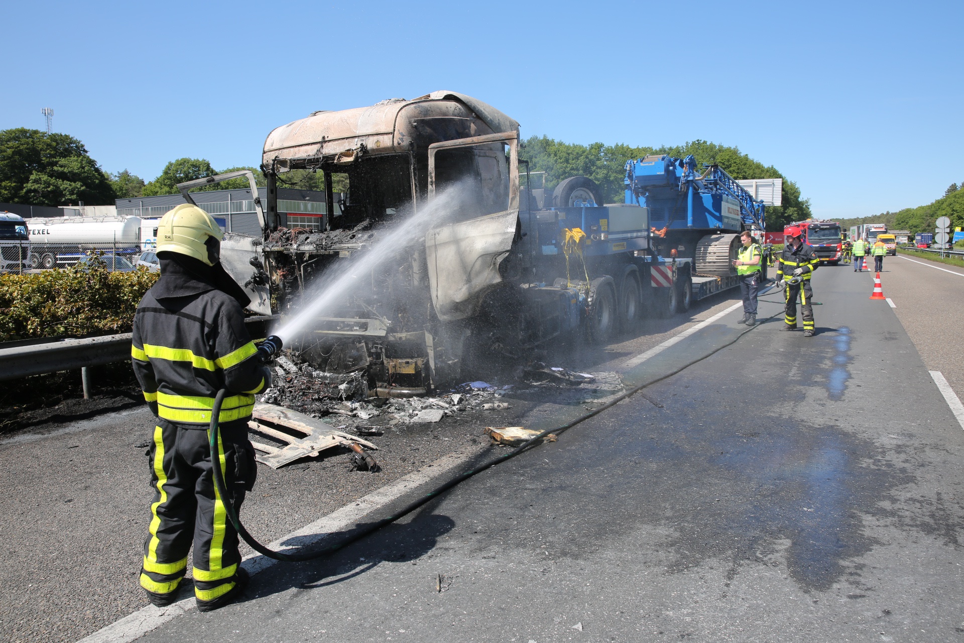Vrachtwagen vliegt in brand op A4 bij Bergen op Zoom