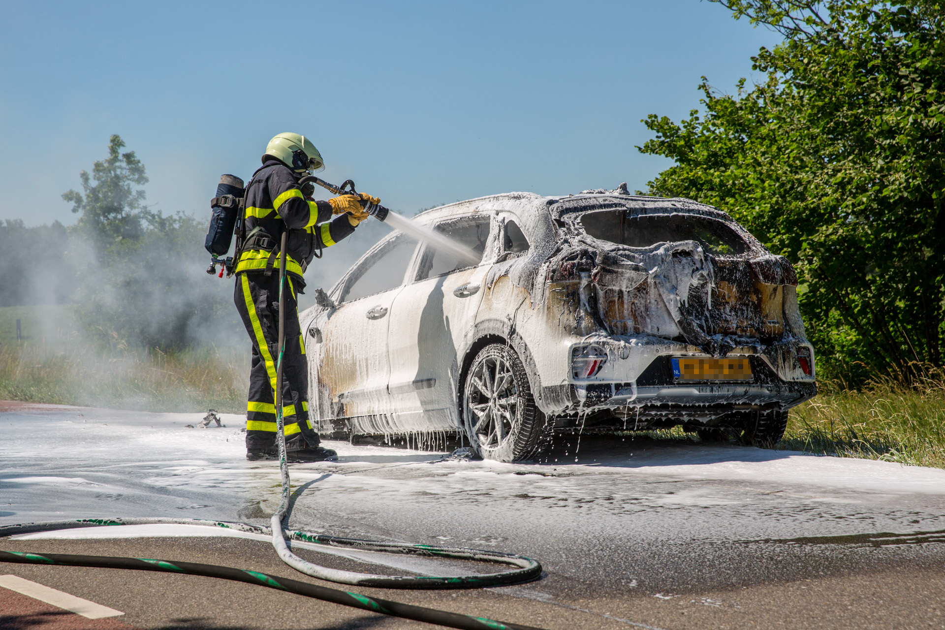 Nieuwe auto volledig uitgebrand in Wouwse Plantage