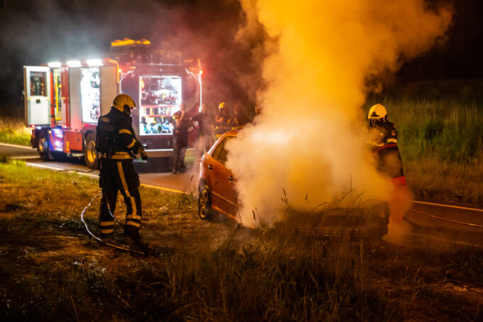 Auto in brand op afrit N262 bij Roosendaal