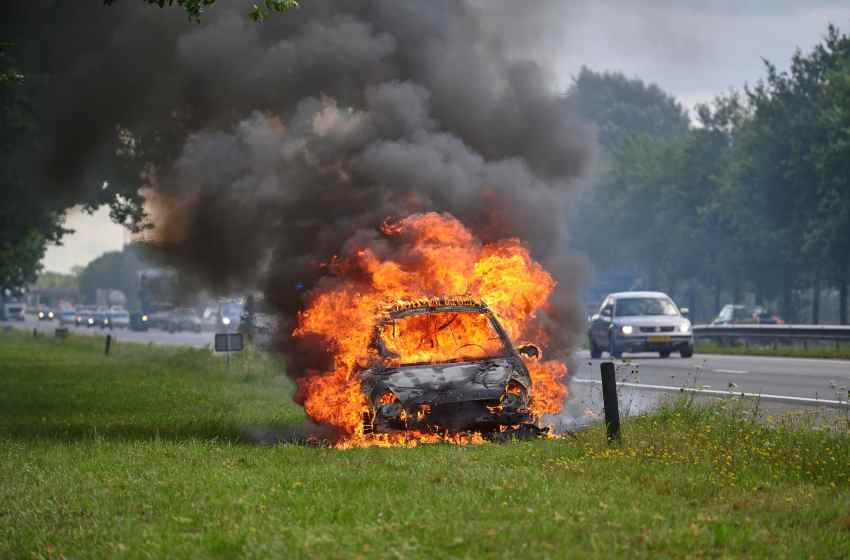 Auto door brand verwoest op A58 bij Sint Willebrord