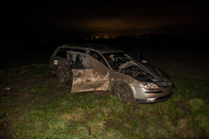 Verlaten auto gevonden in weiland Willemstad, bestuurder spoorloos