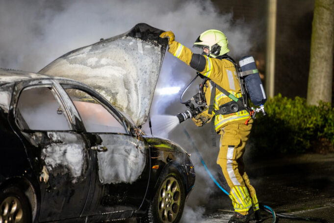 Auto uitgebrand aan Rector Hellemonsstraat