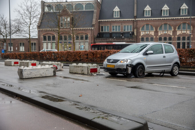 Automobilist raakt betonblok door glad wegdek