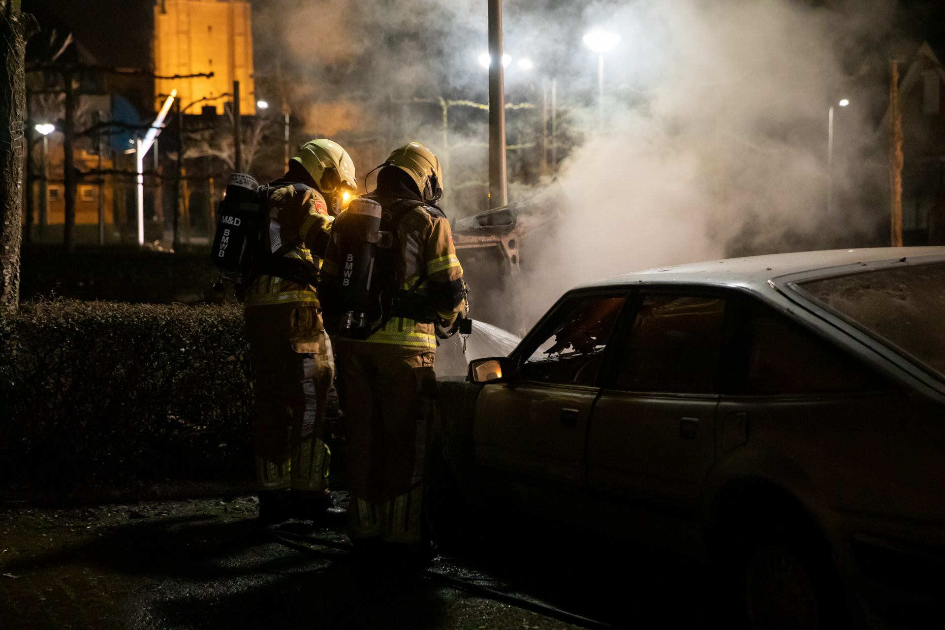 Oldtimer in brand op parkeerplaats in Wouw