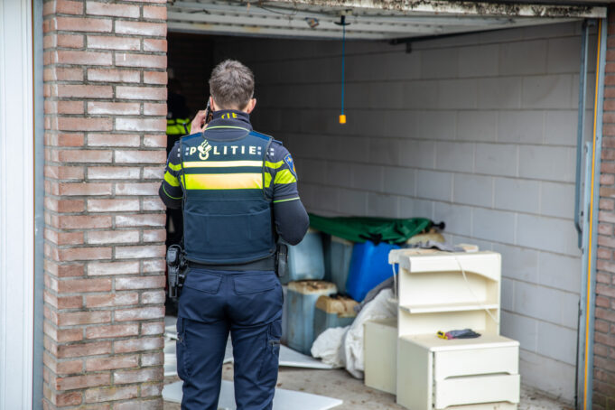 30 jerrycans met drugsafval gevonden in garagebox