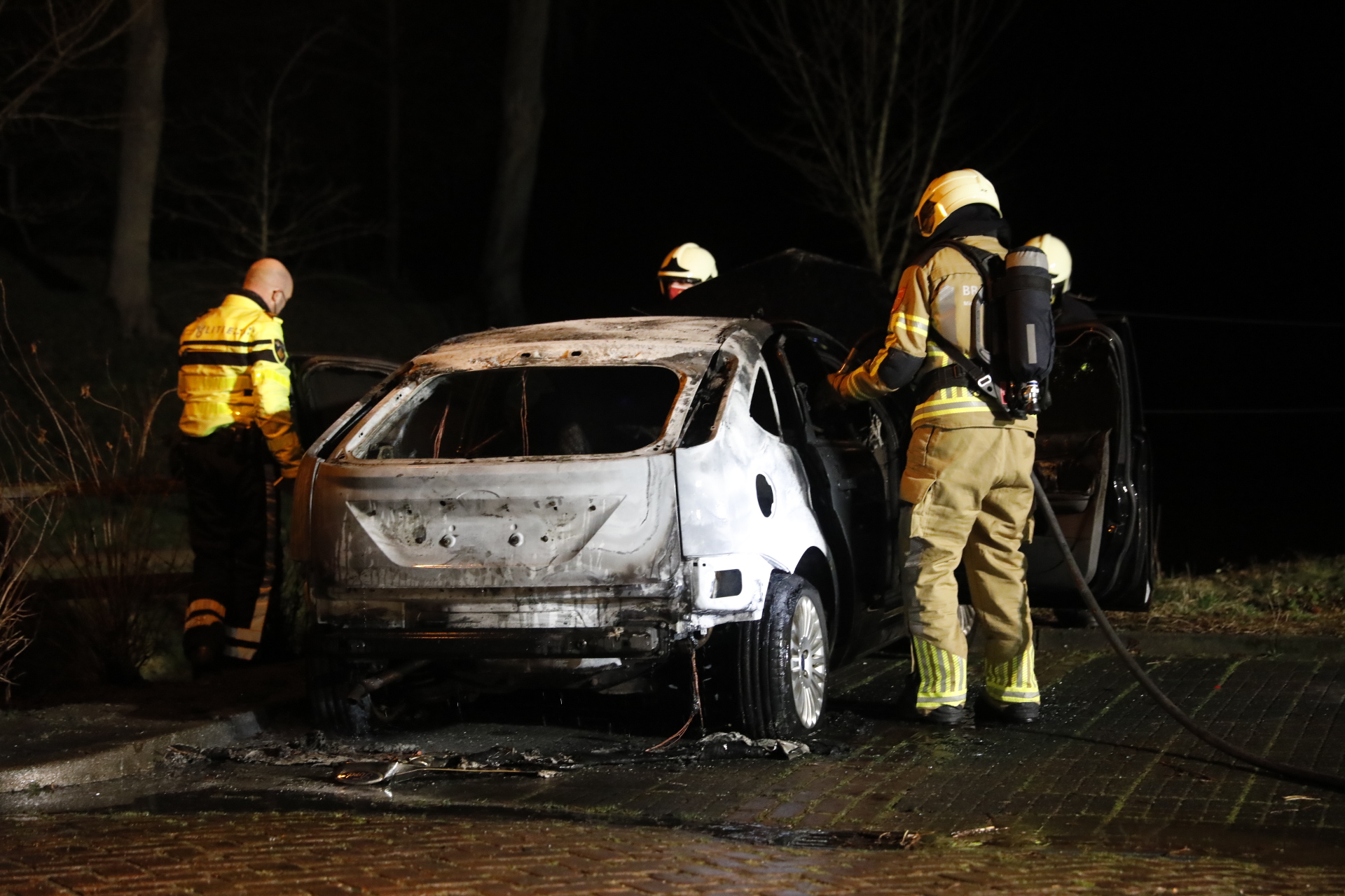 Politie onderzoekt autobrand in Willemstad