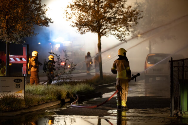 Grote uitslaande brand verwoest bedrijfsloods in Roosendaal