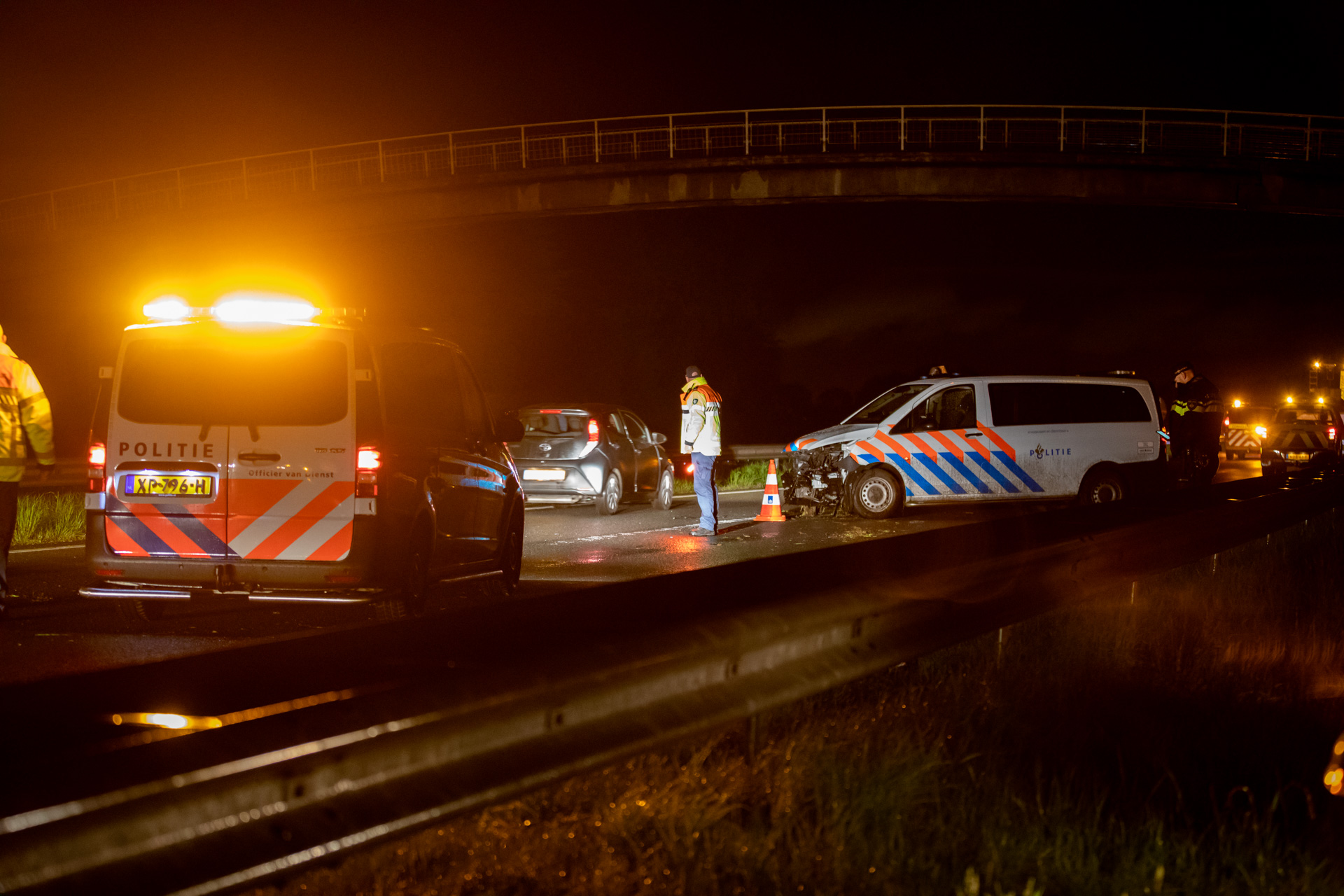 Politieauto botst tegen vangrail op A17 bij Oud Gastel