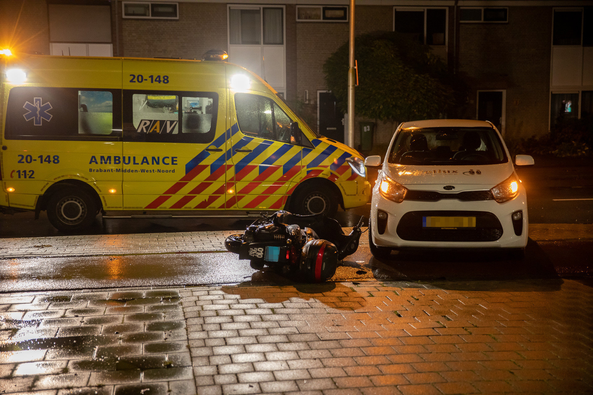 Bestuurder snorscooter gewond na botsing met auto in Roosendaal